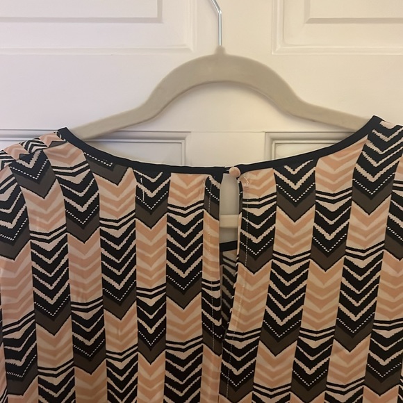 Velvet by Graham & Spencer beautiful patterned dress! - Picture 5 of 5